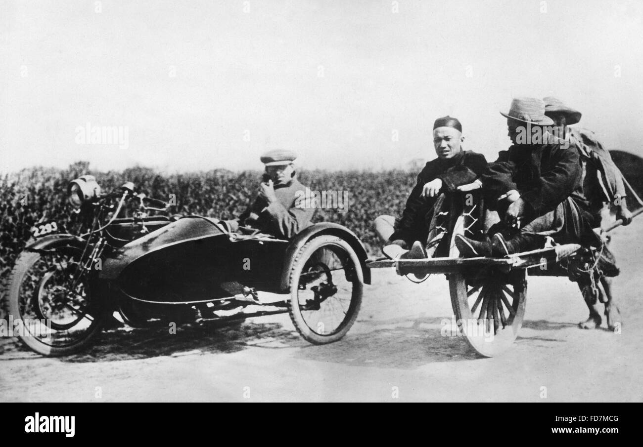 Verkehr auf einer Landstraße in China, 1930er Jahre Stockfoto