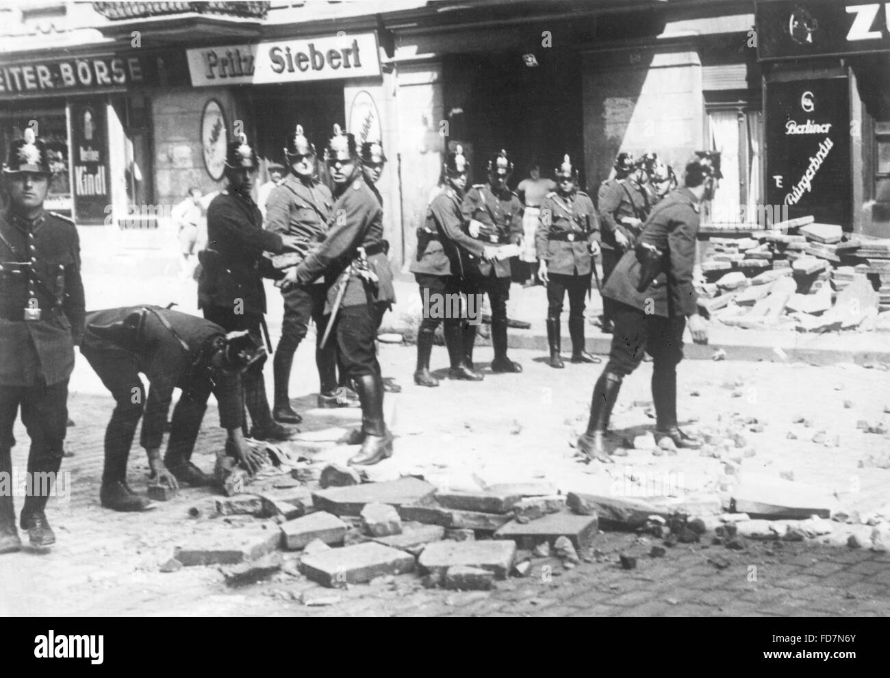 Die Polizei entfernt Barrikaden in Berlin-Moabit, 1932 Stockfoto