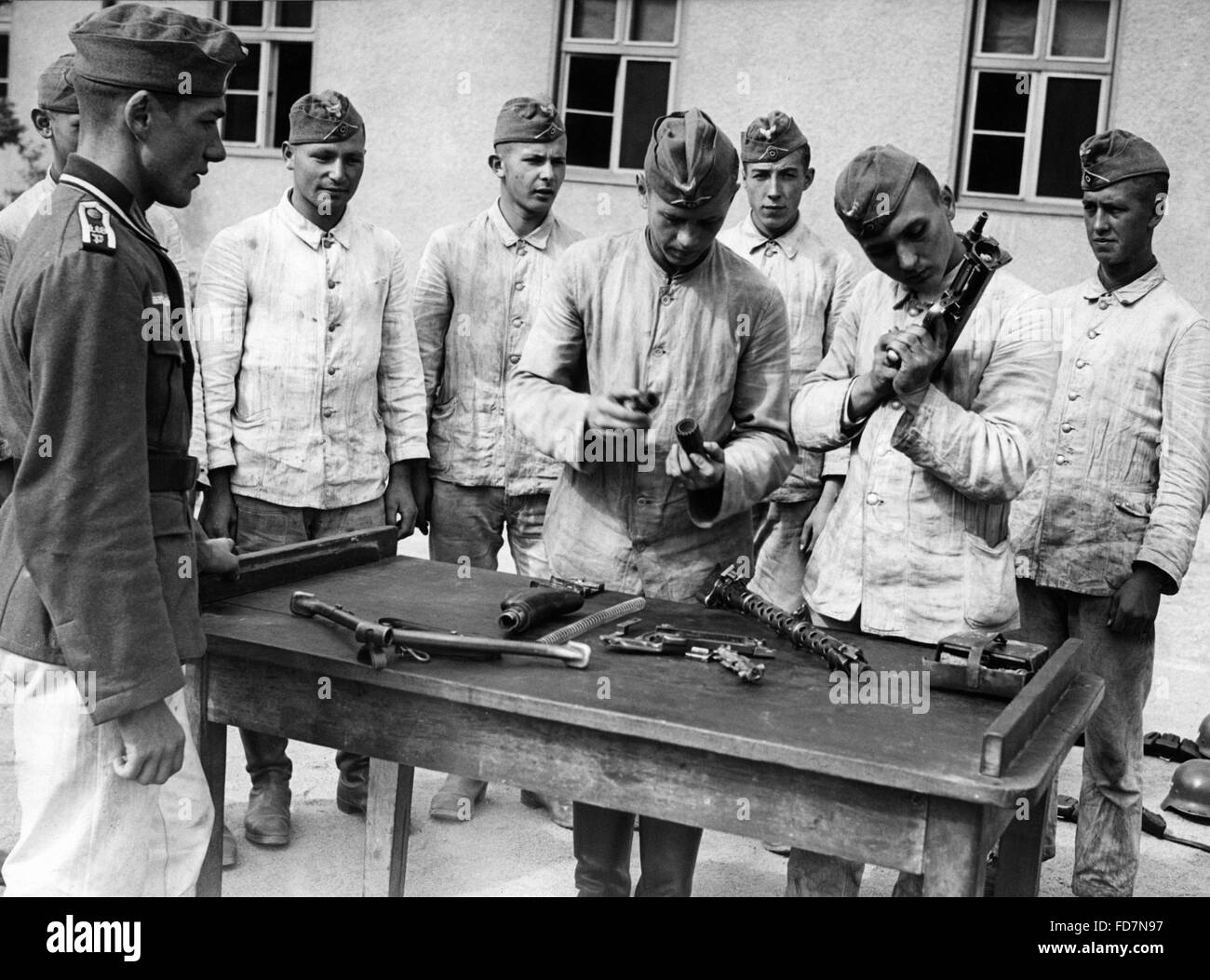 Montage ein Maschinengewehr, 1940 Stockfoto