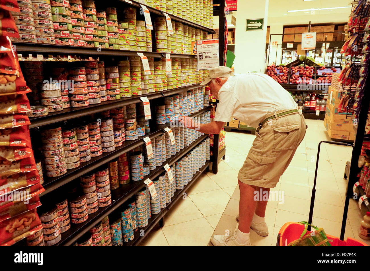Älterer Mann im Supermarkt einkaufen Stockfoto