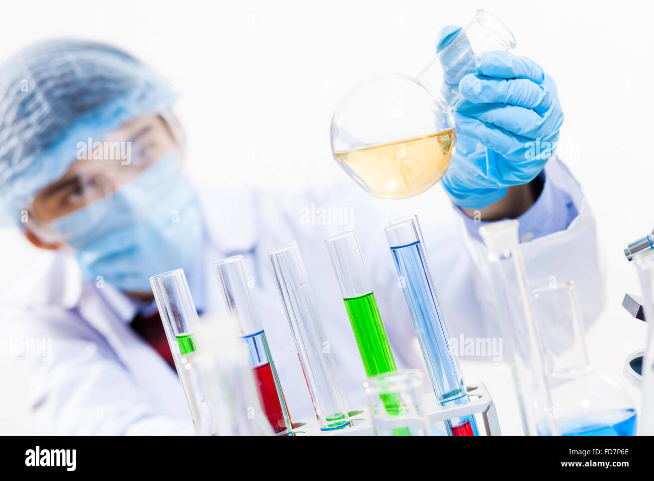 Junge Wissenschaftler machen chemische Tests im Labor Stockfoto