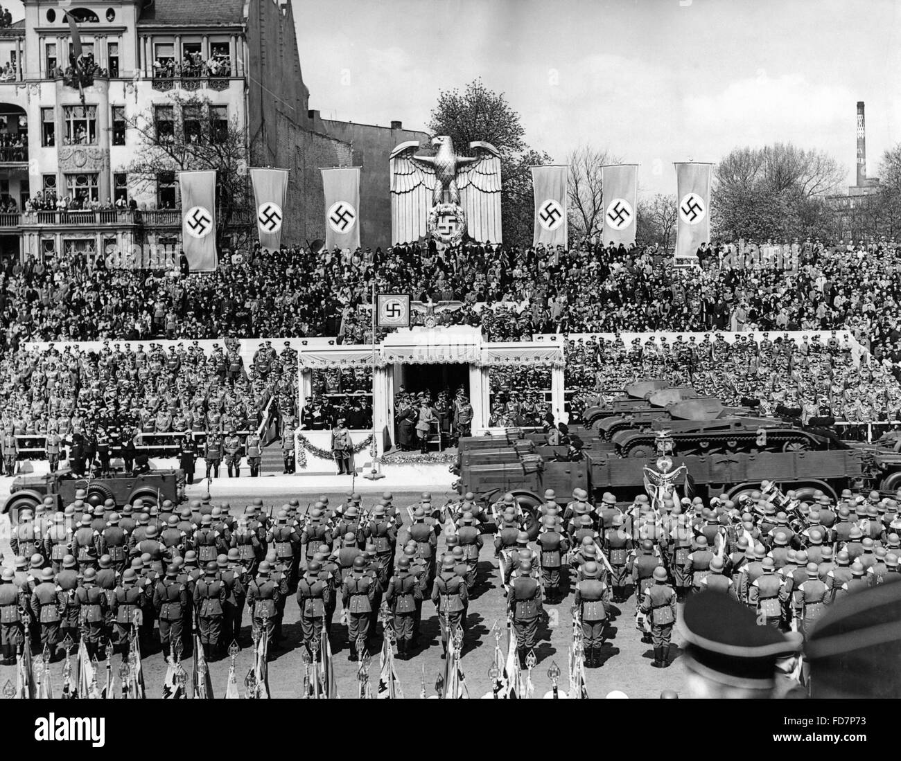 50 geburtstag hitler parade Schwarzweiß-Stockfotos und -bilder - Alamy