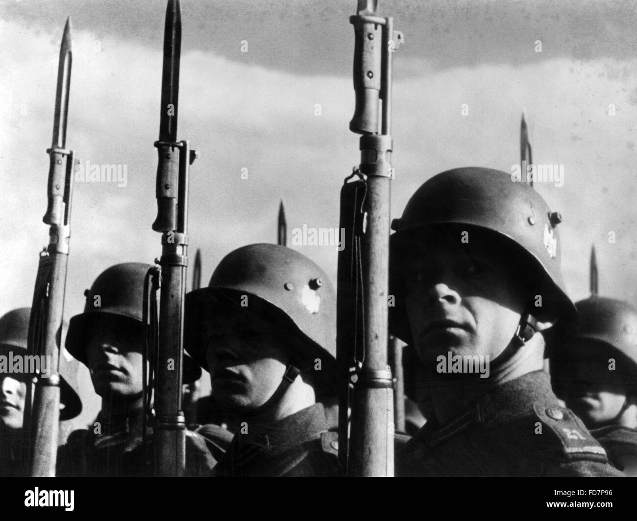 Ehrenamtliche Begleitung von der Wehrmacht während einer Rede von Adolf Hitler, 1936 Stockfoto