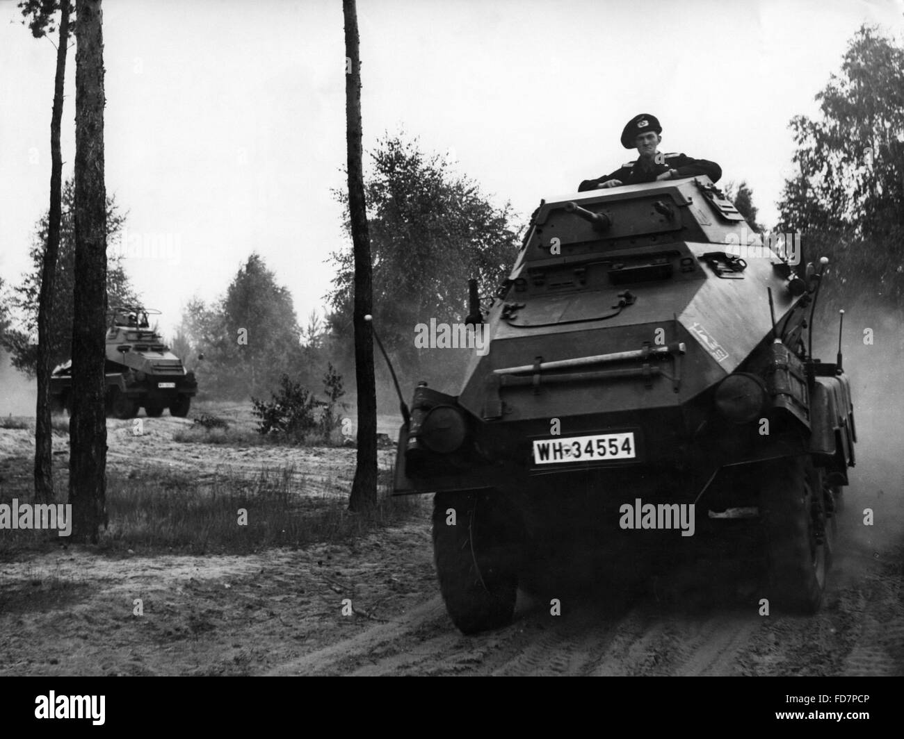 Gepanzerter Spähwagen der Wehrmacht während eines Manövers, 1937 Stockfoto