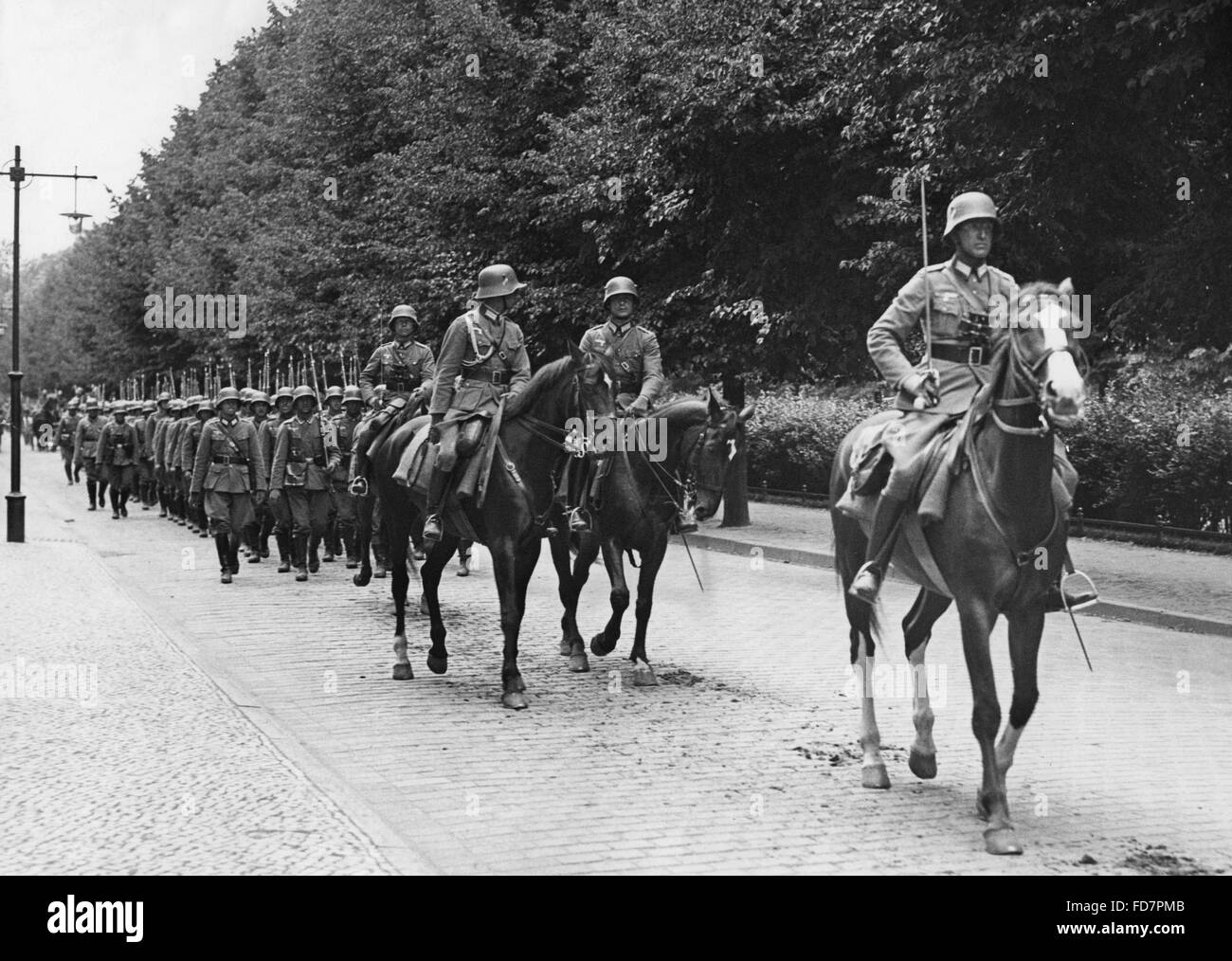 Eine Division der 9. Infanterie-Regiment marschieren in den 30er Jahren Stockfoto