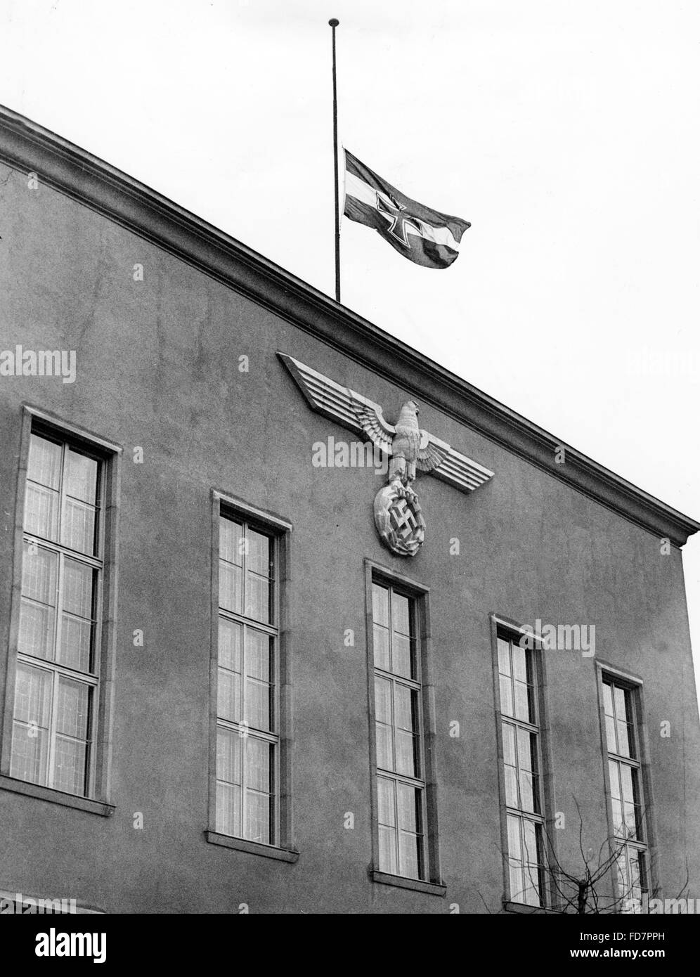 Flagge über dem Haupteingang der Militärakademie am Heldengedenktag, 1937 Stockfoto