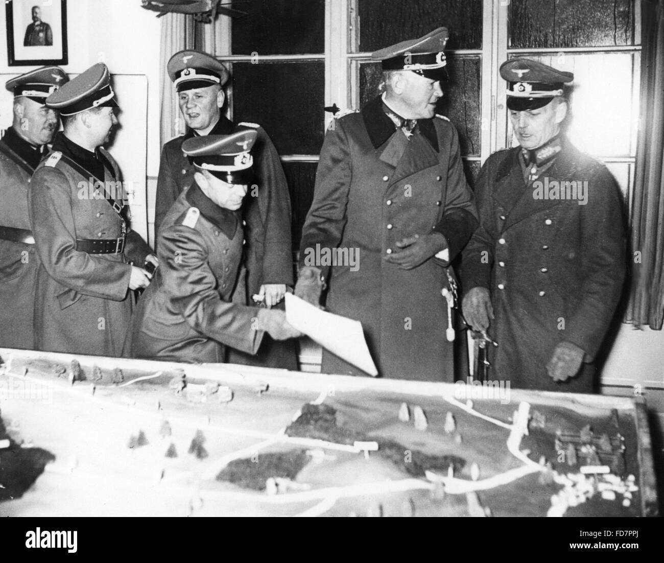 Generäle von Rundstedt und von Blomberg anzeigen ein Geländemodell, 1937 Stockfoto