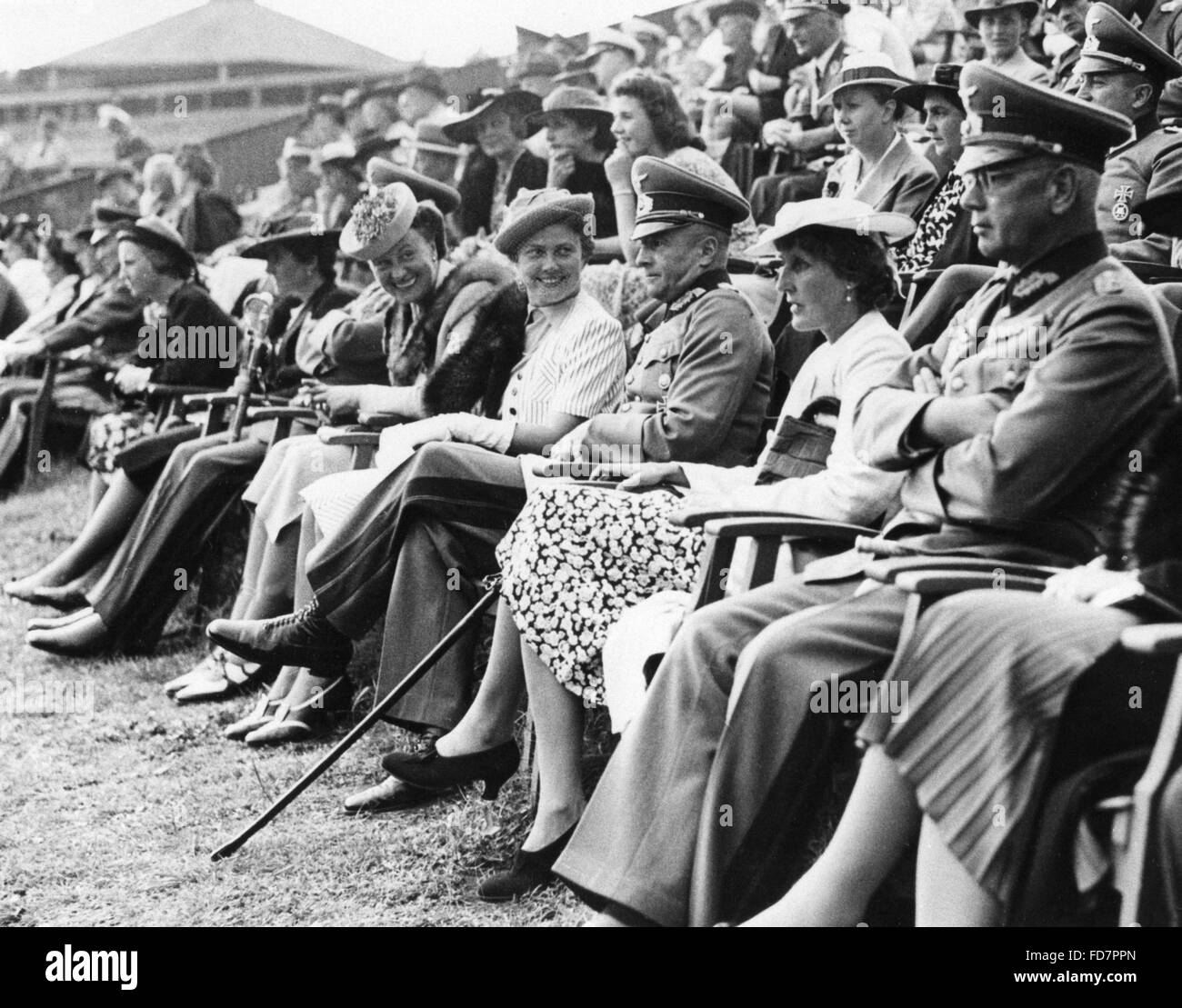 Generäle der Wehrmacht mit Frauen bei einem Tennisturnier, 1939