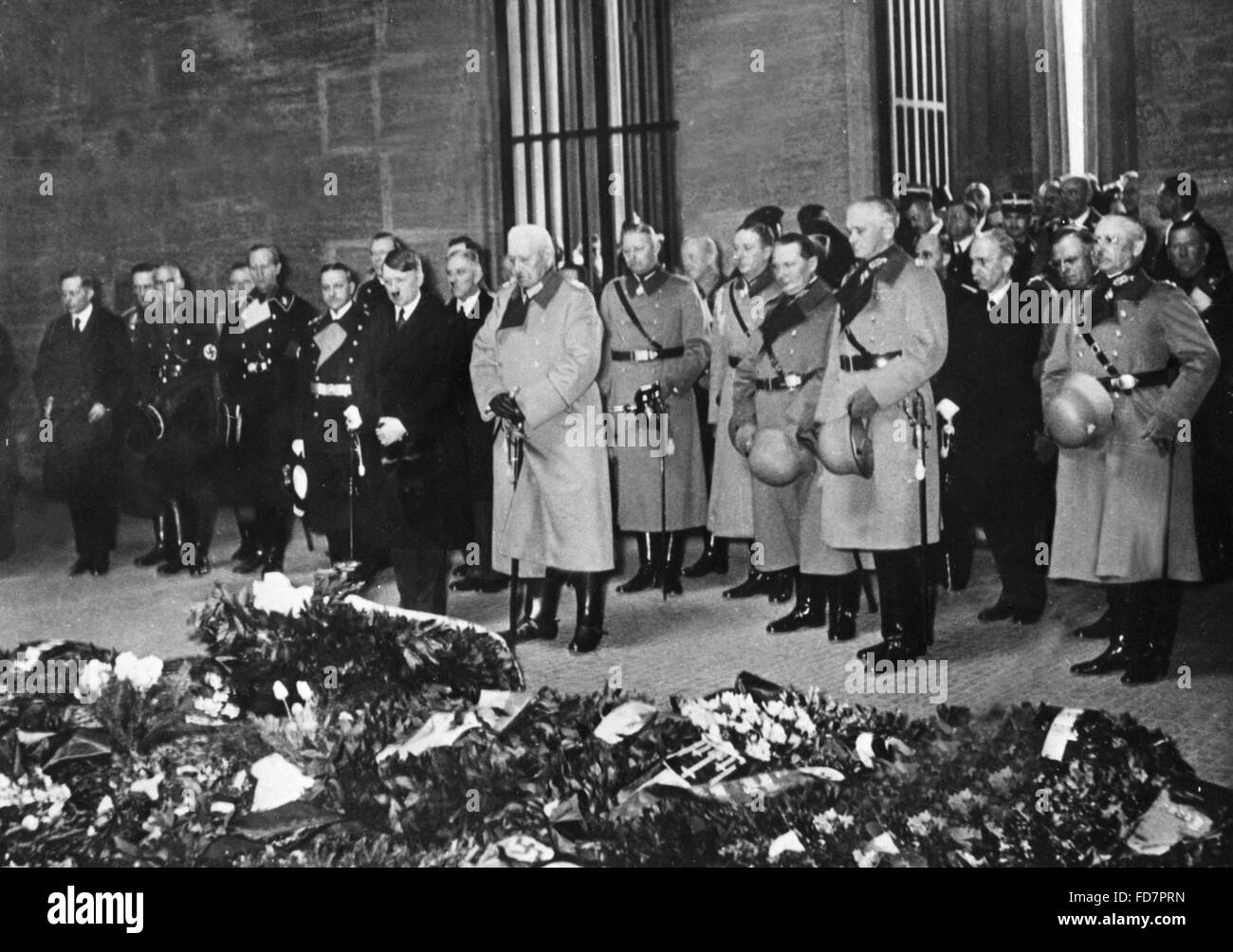 Hitler und Hindenburg bei der Kranzniederlegung am Heldengedenktag (Tag des Gedenkens der Helden), 1933 Stockfoto