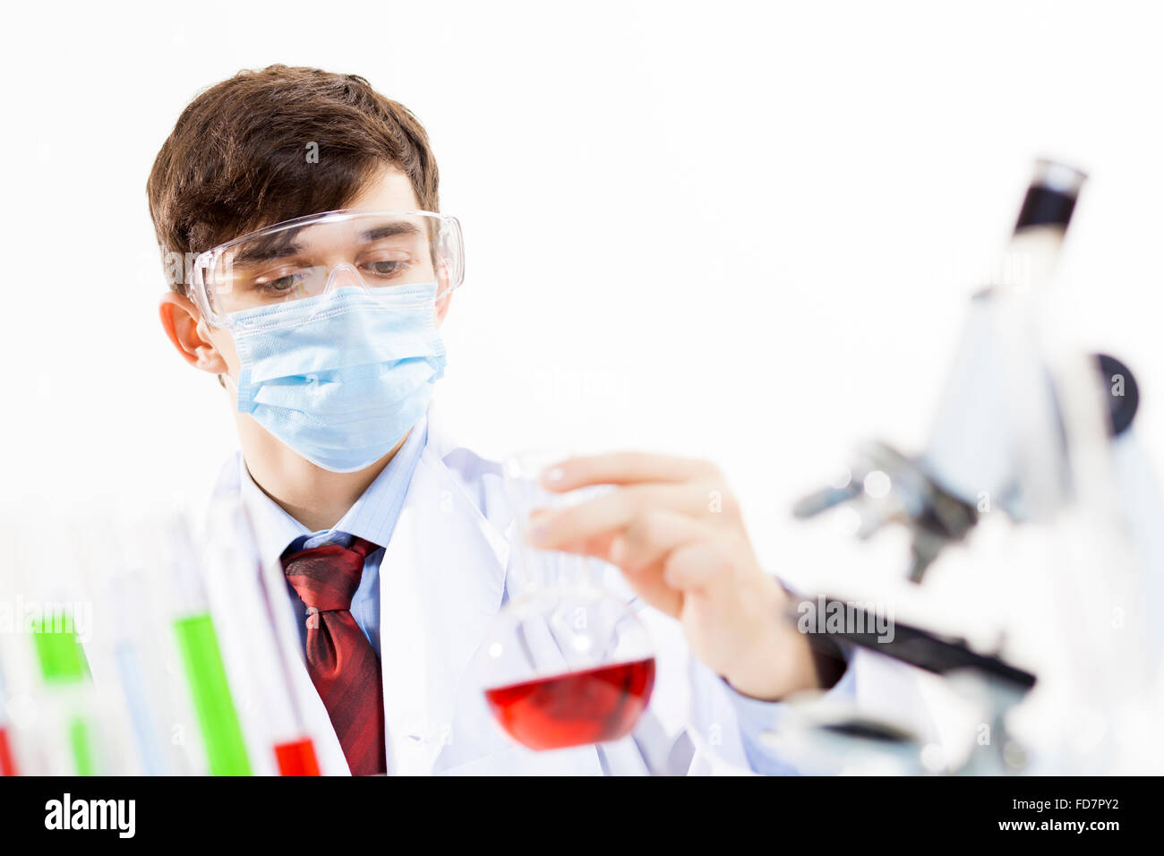 Junge Wissenschaftler machen chemische Tests im Labor Stockfoto