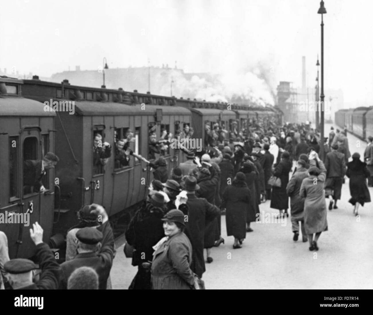 Rekruten von der Wehrmacht wehenden Abschied aus dem Zug Fenster, 1937 Stockfoto