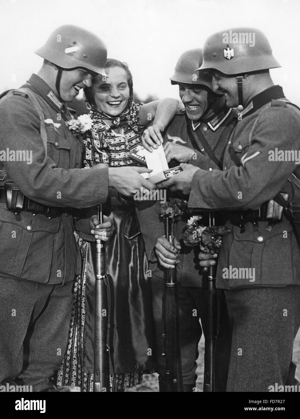 Die Besten Soldaten Der Welt Wehrmacht Soldaten der Wehrmacht mit einem Mädchen, 1938 Stockfotografie - Alamy
