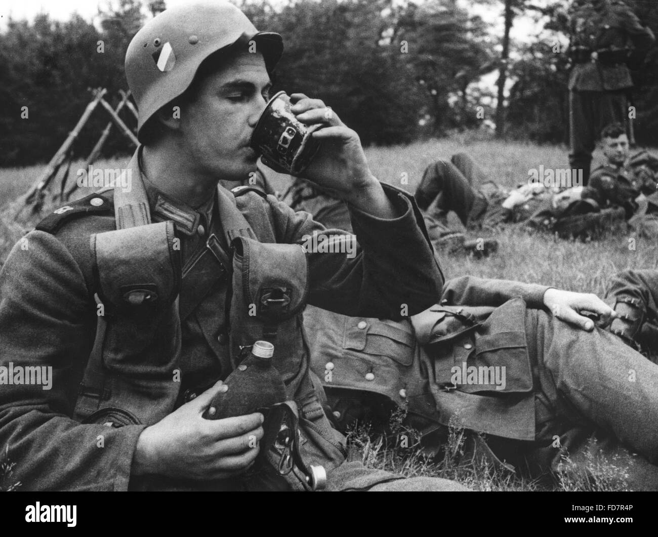 MG "Gunners" der Wehrmacht während eines Manövers in den 30er Jahren Stockfoto