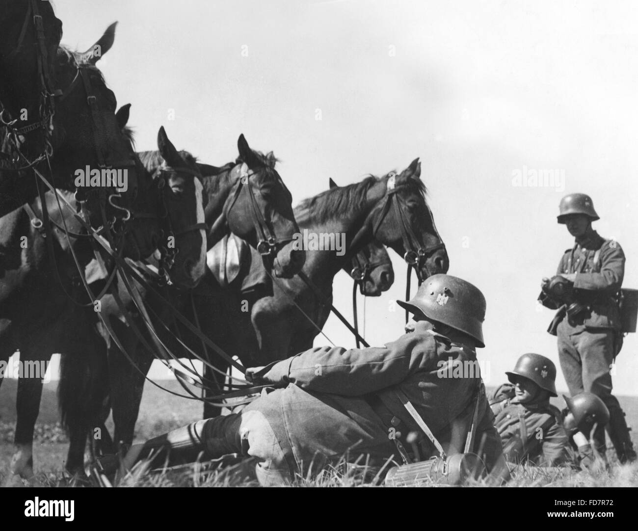 Berittenen Soldaten der Wehrmacht während eines Manövers in den 30er Jahren Stockfoto