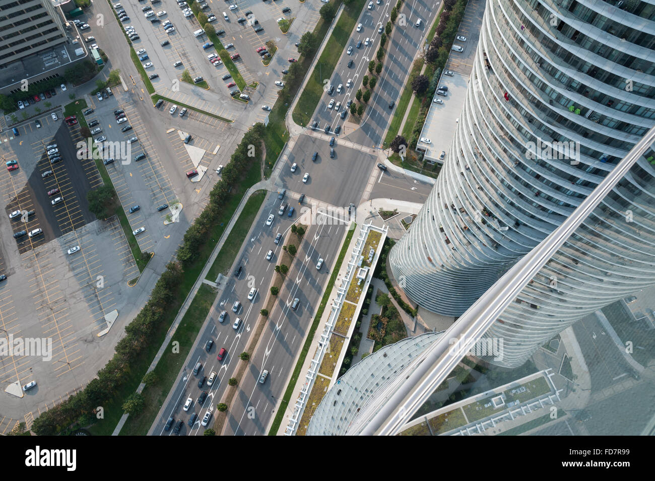 Luftaufnahme von einem suburban Straße und Parkplatz. Stockfoto