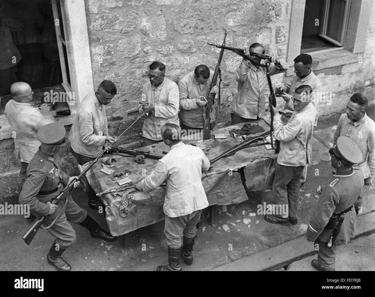 Rekruten der Wehrmacht reinigen ihre Gewehre Stockfoto