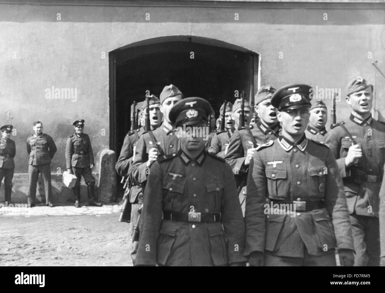 Rekruten verlassen ihre Kasernen, 1940 Stockfoto