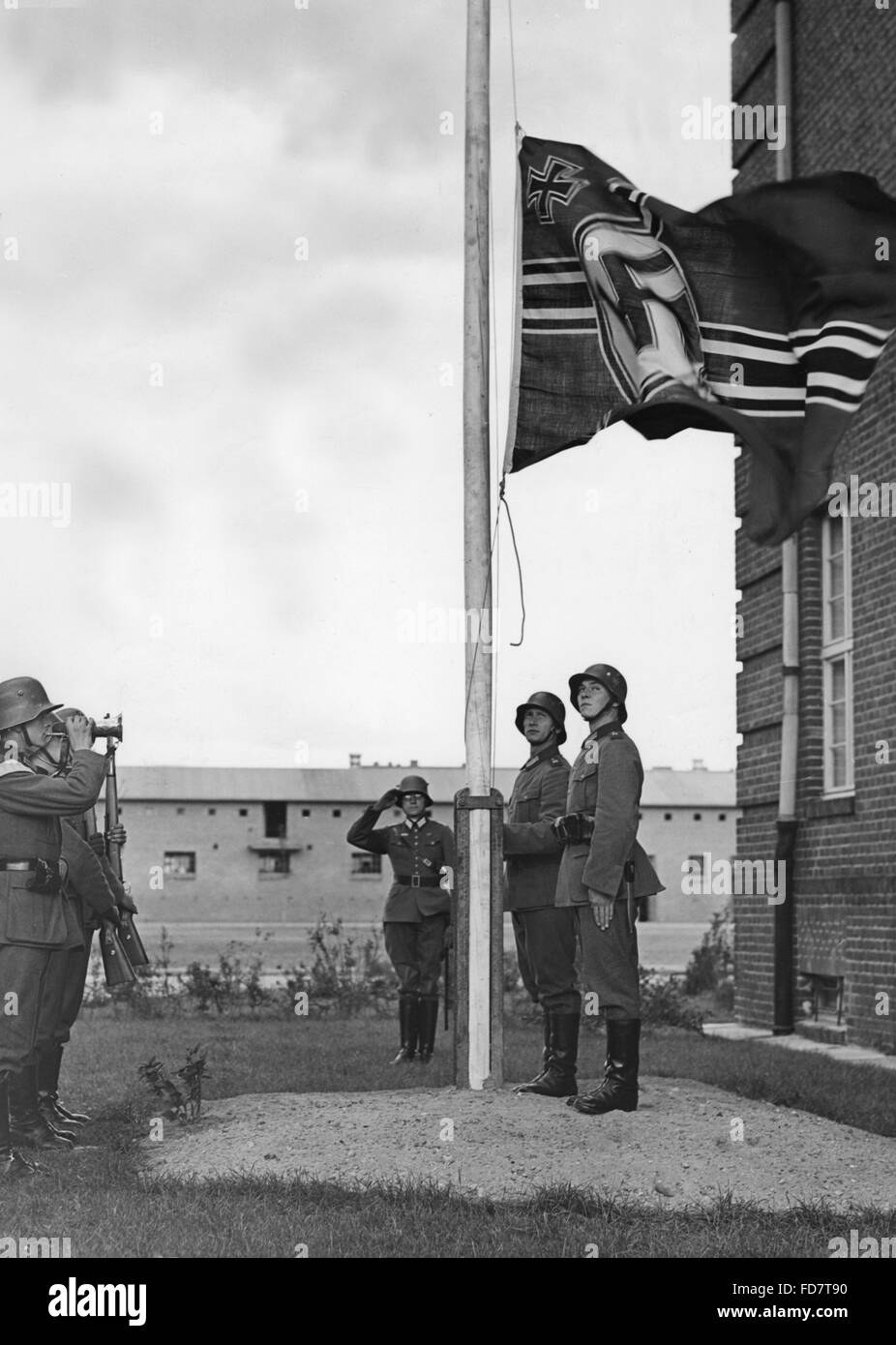 Flagge hissen an das Infanterie-Regiment 67 in Berlin-Spandau Stockfoto