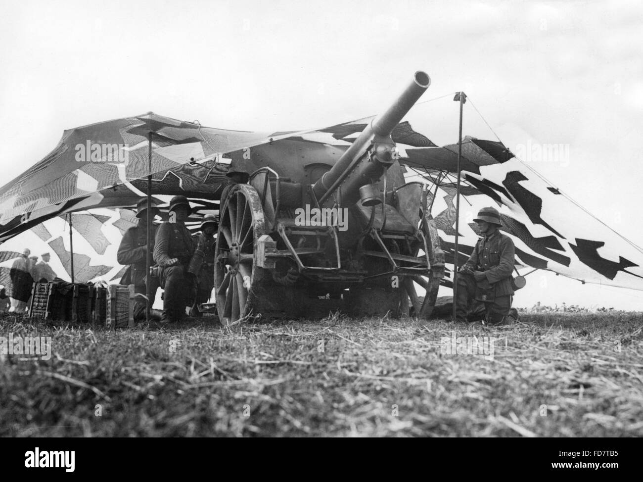 Feldhaubitze in getarnten Lage, 1936 Stockfoto