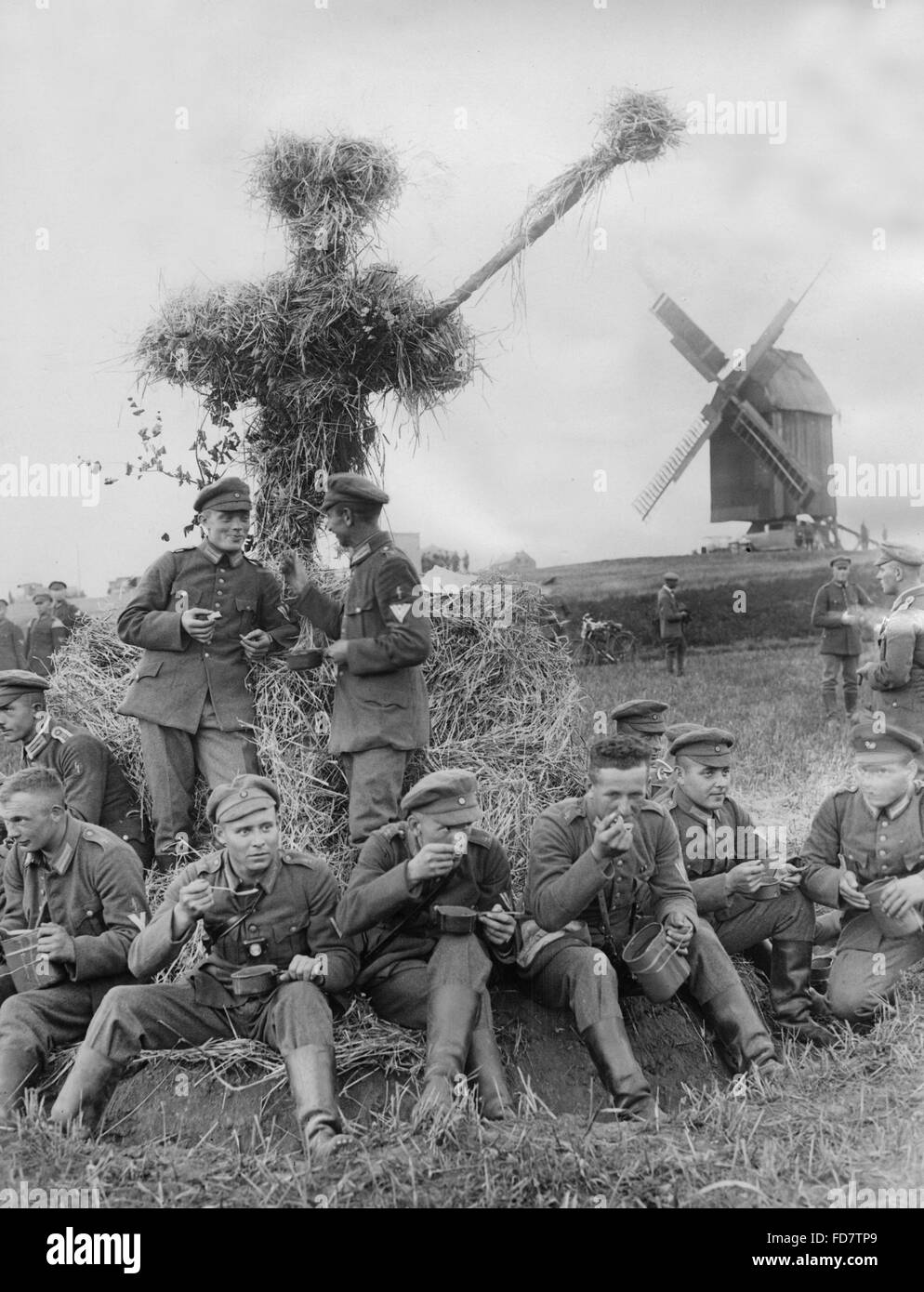 Reichswehr-Soldaten bei einem Biwak in Döberitz Stockfoto