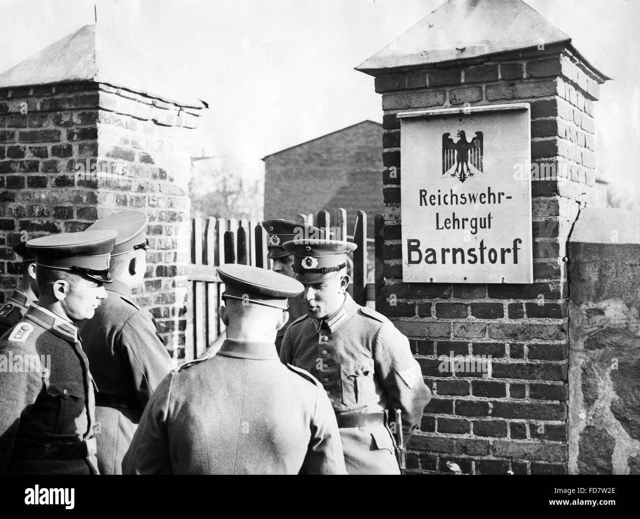 Soldaten am Eingang des Trainings Ort Barnstorf, um 1930 Stockfoto