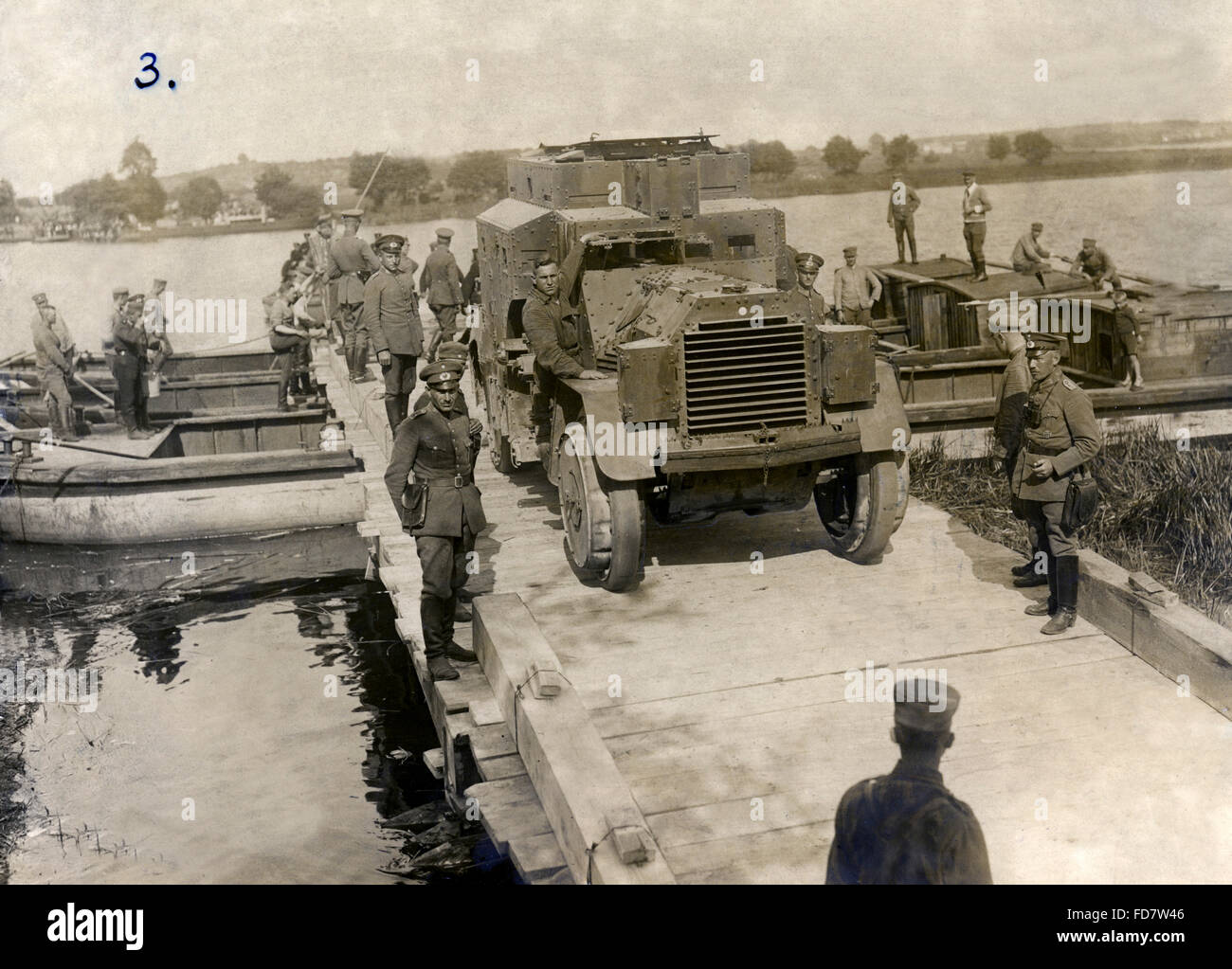 Manöver der Reichswehr mit gepanzerten Fahrzeug, 1924 Stockfoto