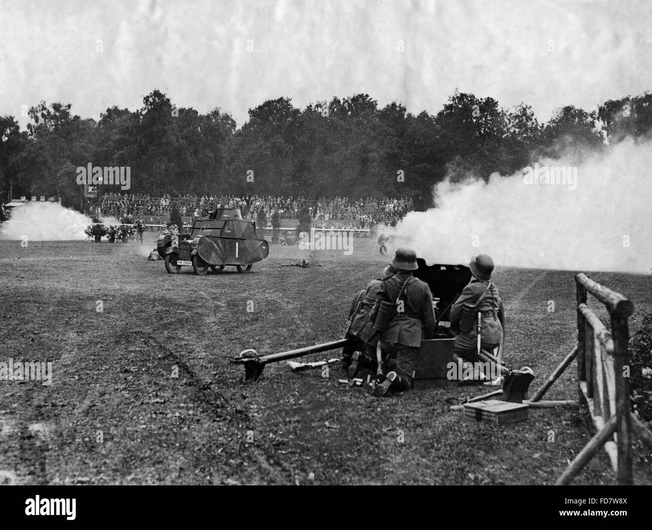 Manöver der Reichswehr mit Dummy-Panzer und Kanonen Stockfoto