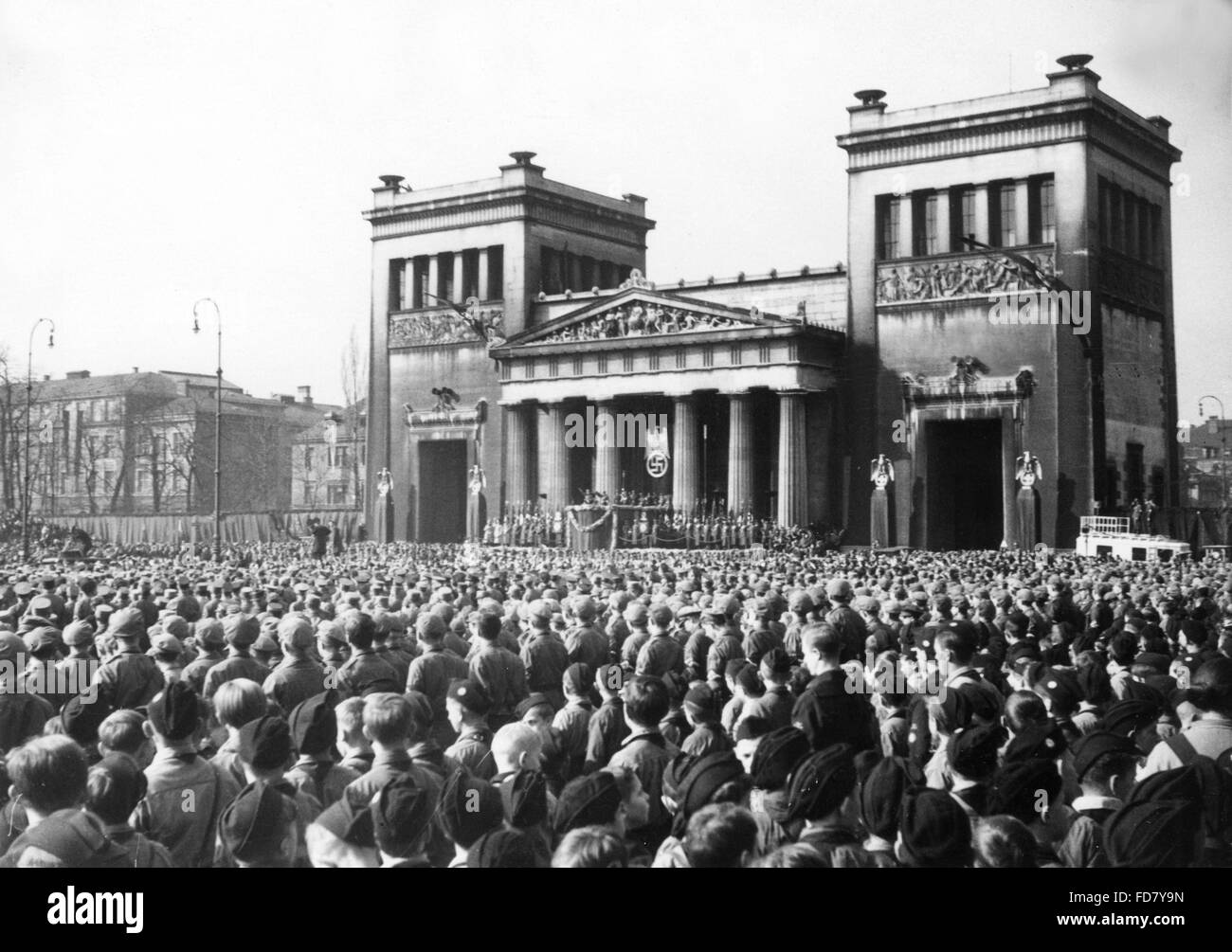 Hitler-Jugend-Mitglieder auf die Pinakothek (King es Square) in München, 1934 Stockfoto