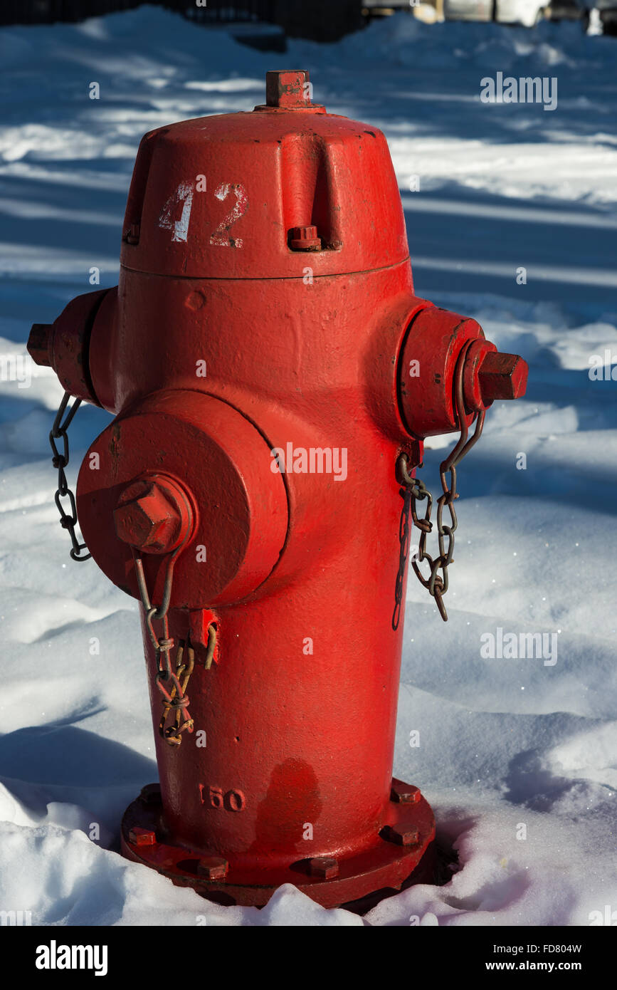 Eine alte Hydranten im Winterschnee in Mammoth Hot Springs. Yellowstone-Nationalpark, Wyoming, USA. Stockfoto