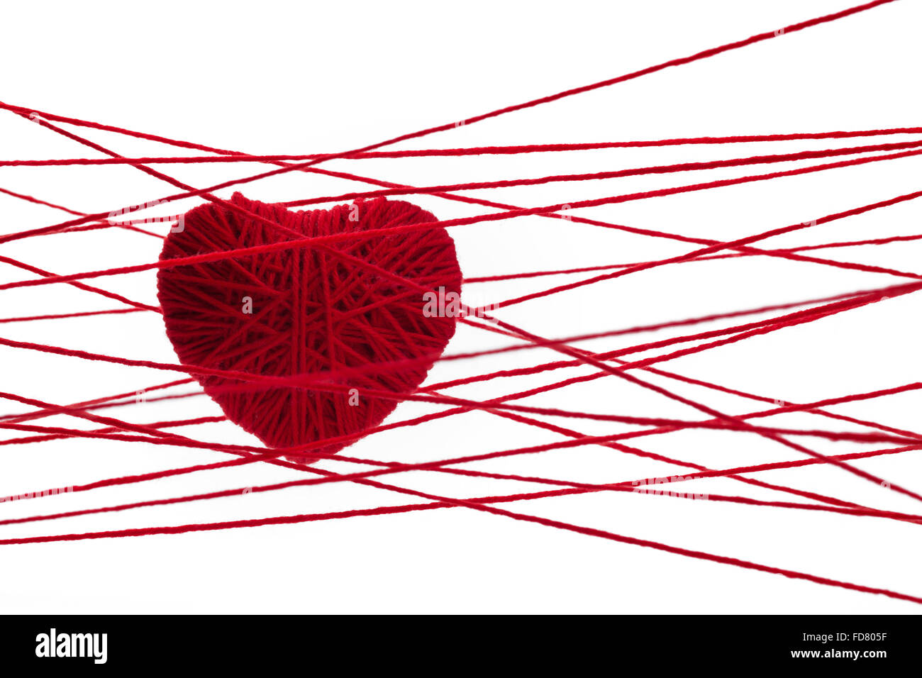 Rotes Herz gemacht aus Wolle isoliert auf weißem Hintergrund Stockfoto