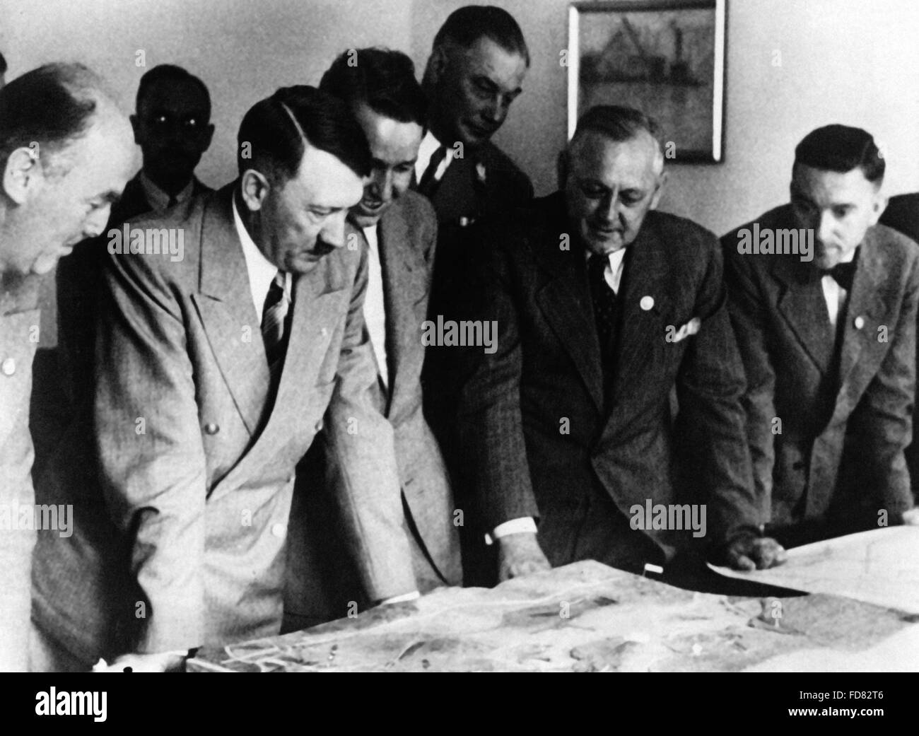 Adolf Hitler mit Baupläne für Bayreuth, 1939 Stockfoto