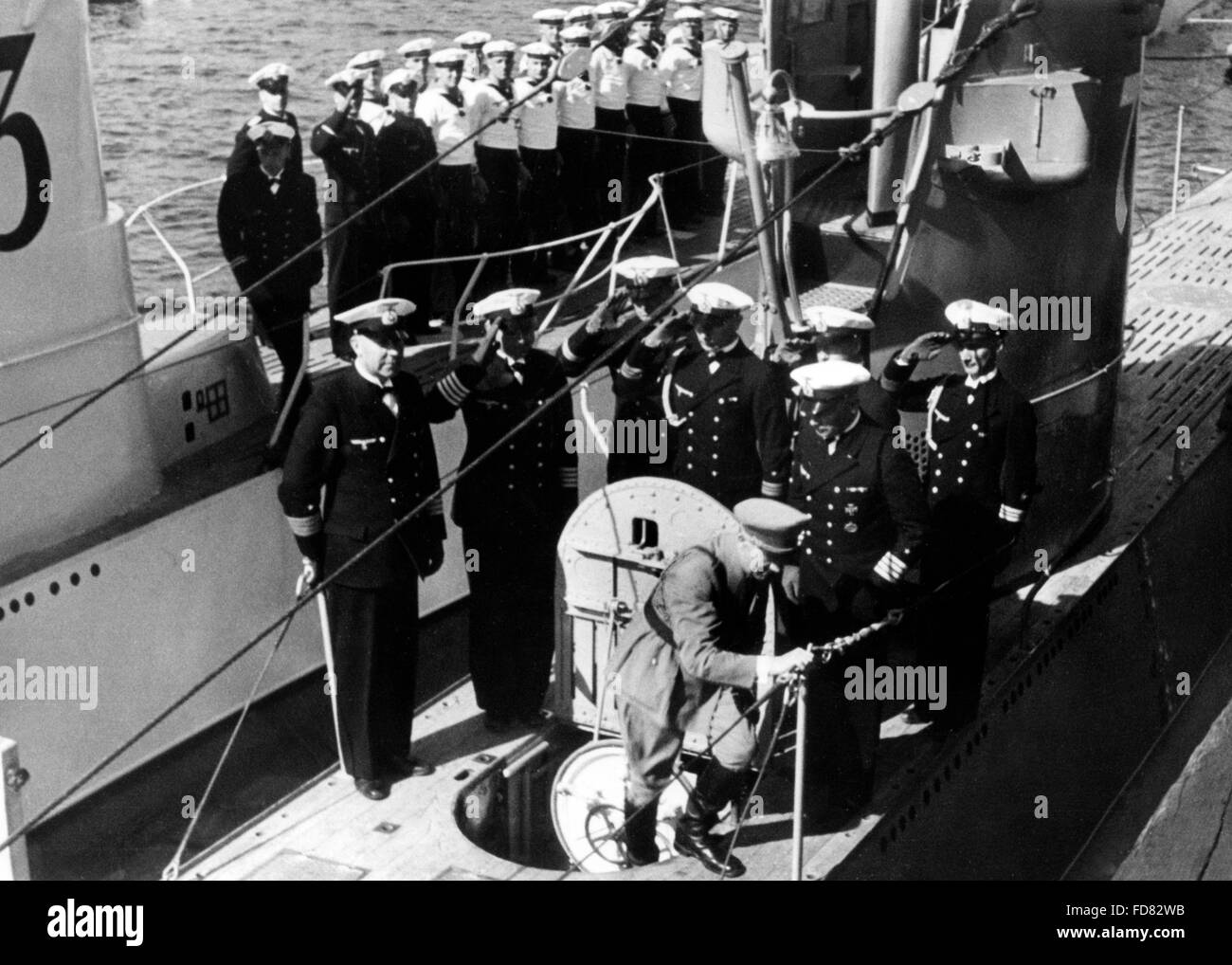 Adolf Hitler inspiziert ein deutsches uBoot, 1935 Stockfotografie Alamy
