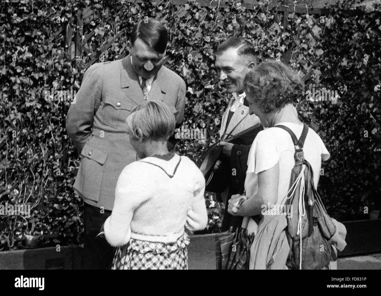 Adolf Hitler mit den Besuchern auf dem Obersalzberg Stockfoto