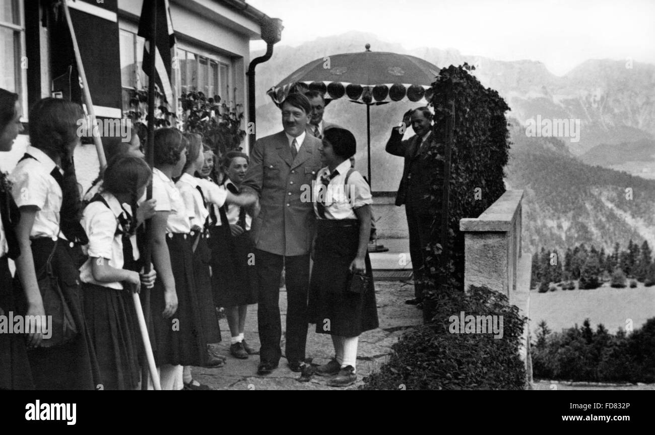 Adolf Hitler empfängt auf dem Berghof BDM-Mädchen Stockfoto