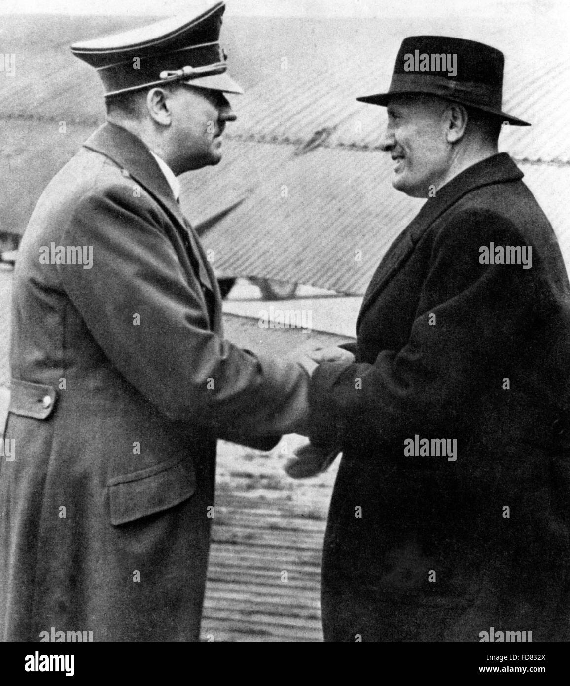 Adolf Hitler begrüßt Benito Mussolini 1943 Stockfoto