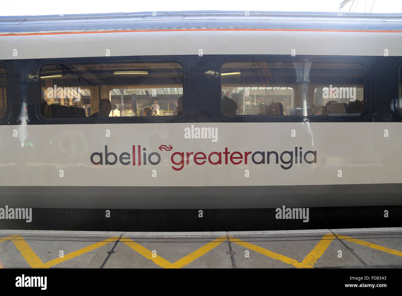 Abellio größere Anglia Zug bei Chelmsford Bahnhof Plattform Vorortbahn Bahn Logo Franchise East Anglia Essex Stockfoto