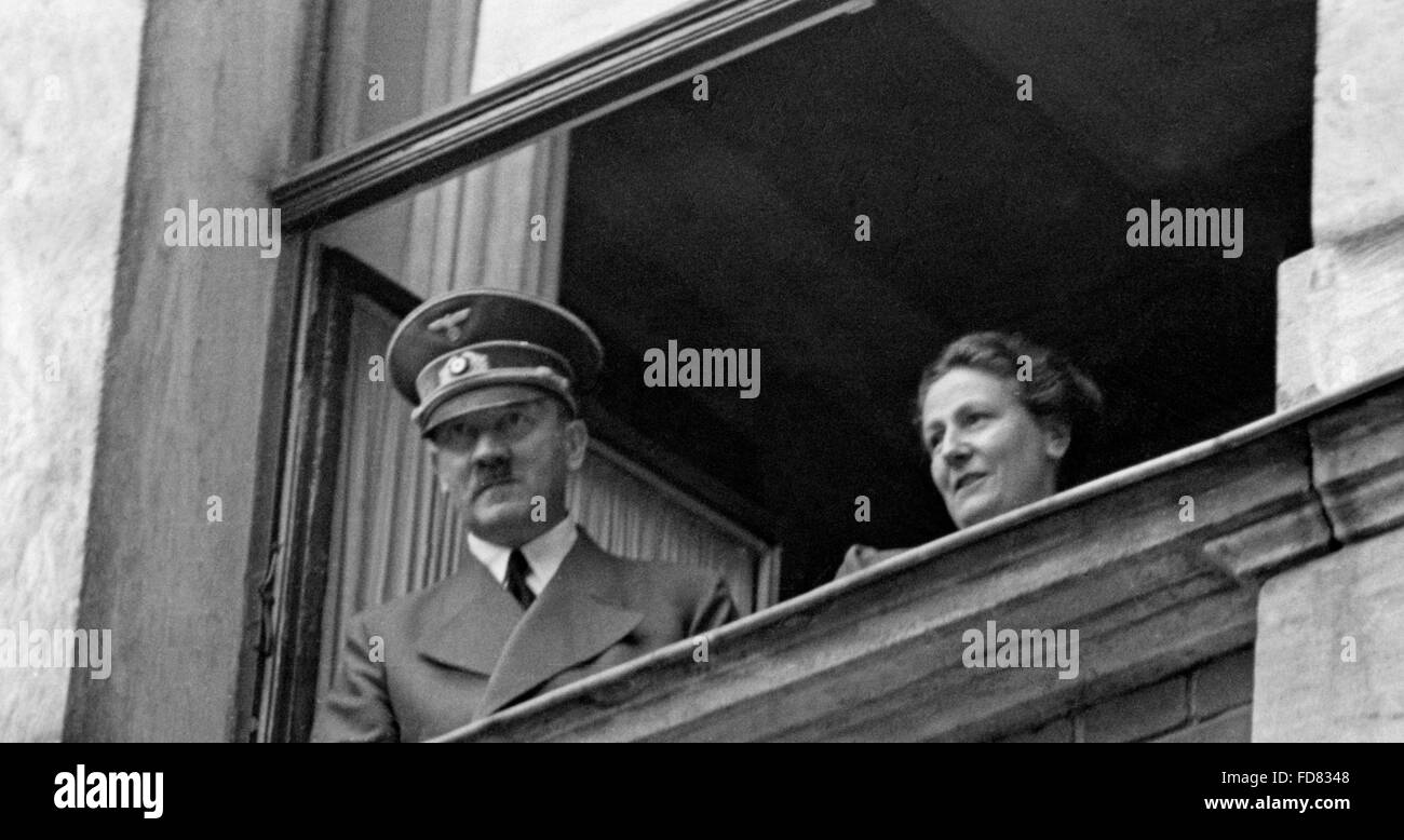 Adolf Hitler mit Winifred Wagner in Bayreuth, 1940 Stockfoto
