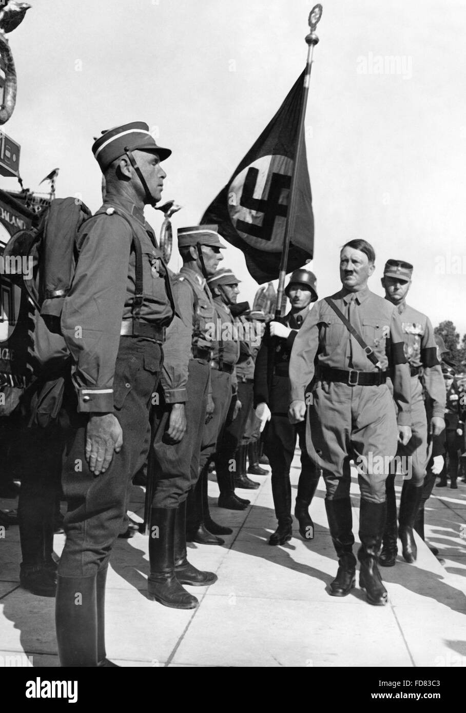Adolf Hitler weiht SA Fahnen, 1936 Stockfoto