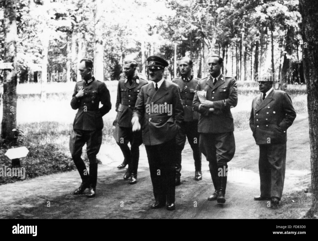 Adolf Hitler auf einem Spaziergang Arounf Wolf Laiur, 1941 Stockfoto