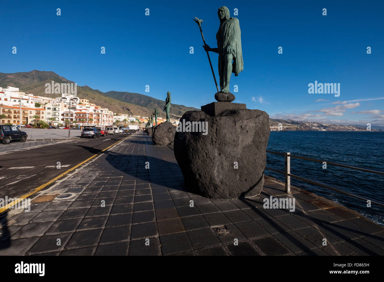 Statuen der liegt oder Guanchen Könige vor der spanischen Eroberung in der Plaza in Candelaria, Kanarischen Insel Teneriffa regierte Stockfoto
