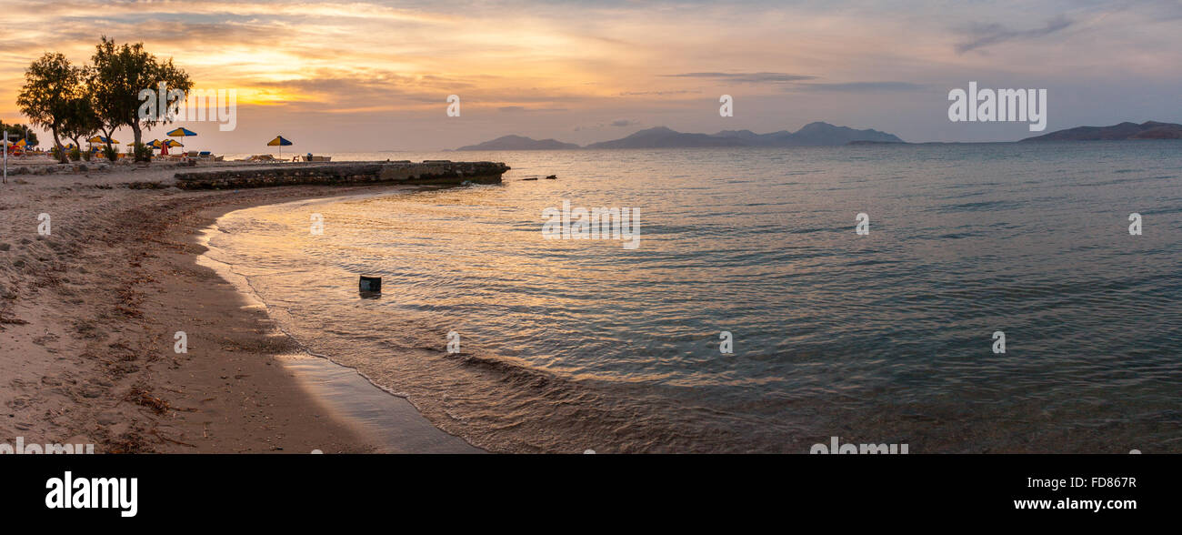 Sonnenuntergang am Strand von Marmari, Blick auf die Ägäis in Richtung Kalimnos Insel Kos Stockfoto