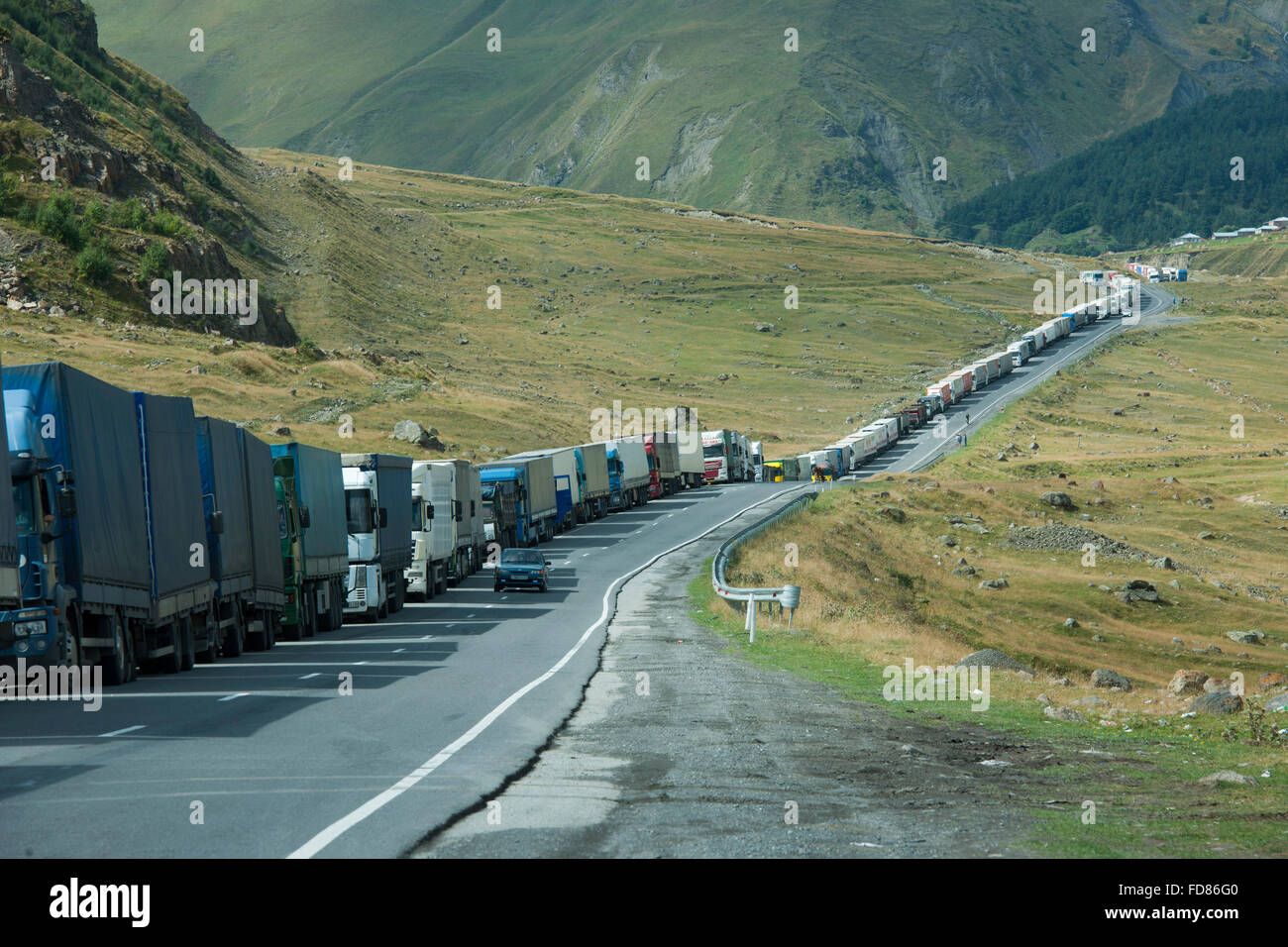 Georgien, Mzcheta-Mtianeti, Stepansminda, Lastwagen Vor der Russischen Grenze Südlich von Stepanzminda Auf der Georgischen Heer Stockfoto