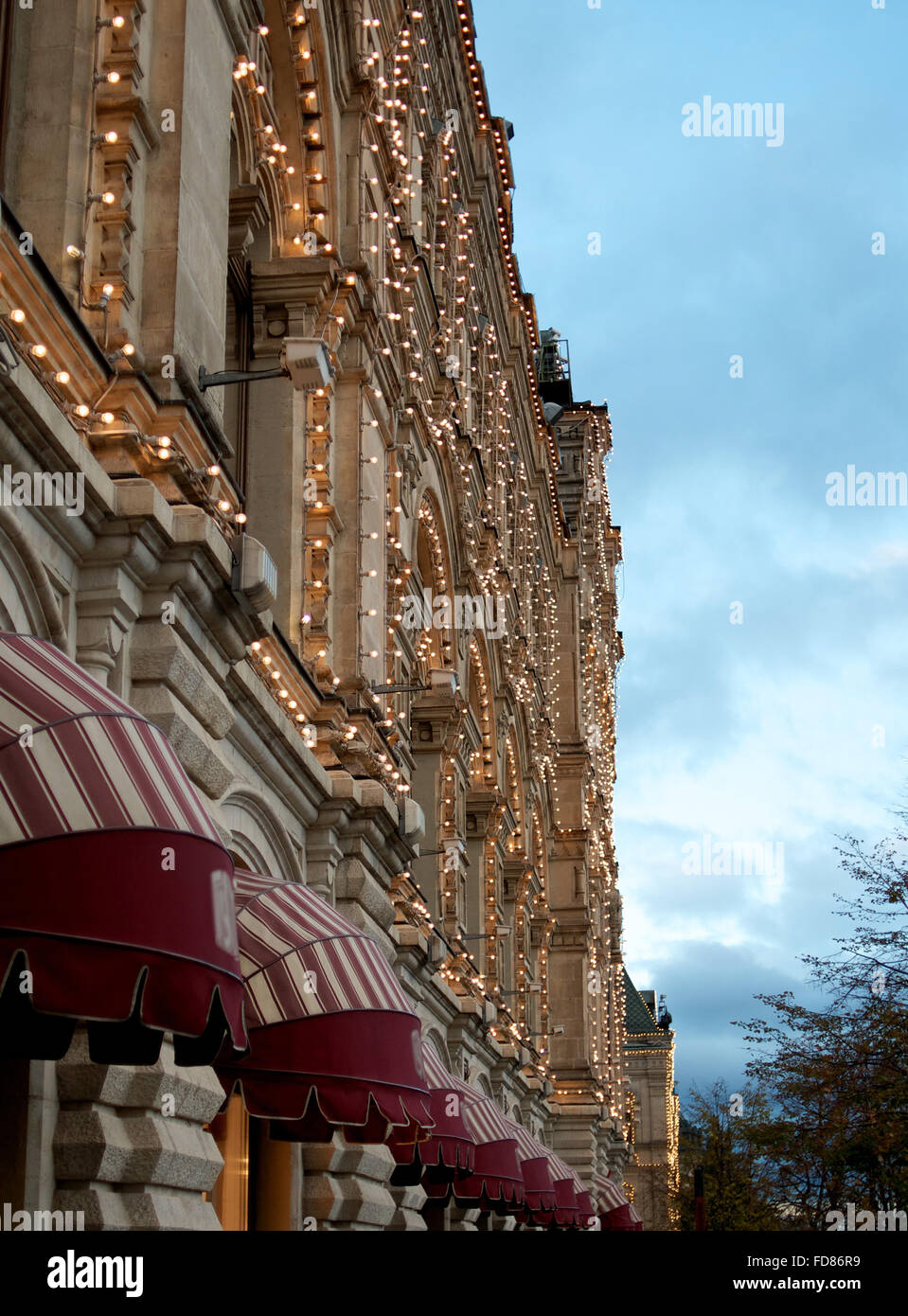 Außenseite der Gebäude in Moskau am Abend einkaufen Stockfoto