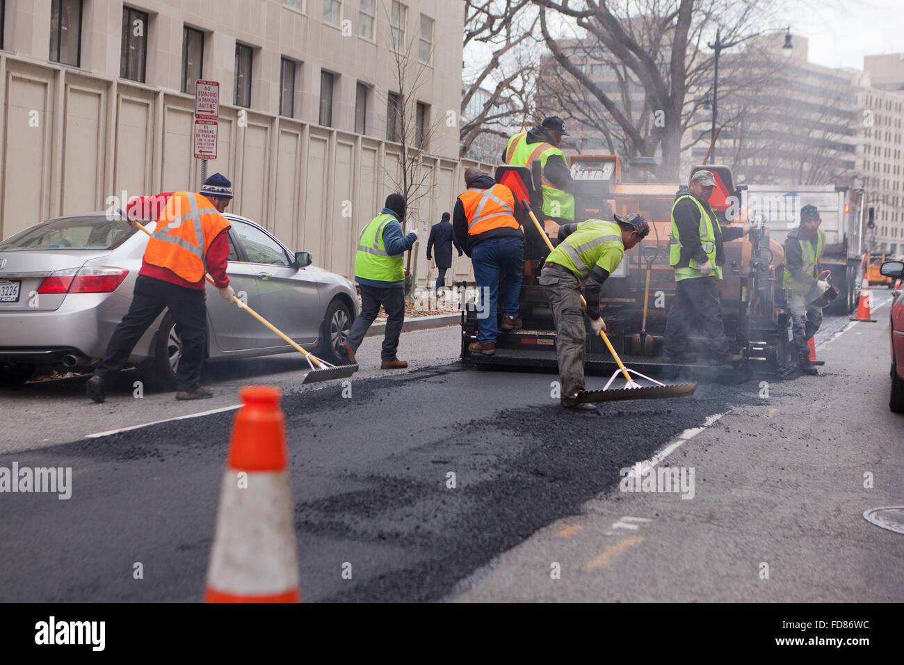 Kommunale Bauarbeiter Straße resurfacing - USA Stockfoto