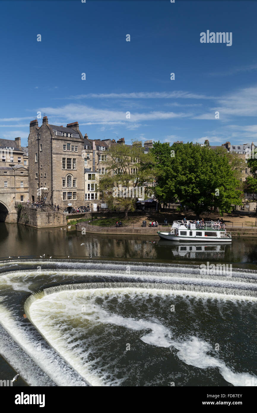 Sportboot ankern außerhalb Pultney Weir und Bridge, The City of Bath, Roman World Heritage Site, Somerset, BANES, UK Stockfoto