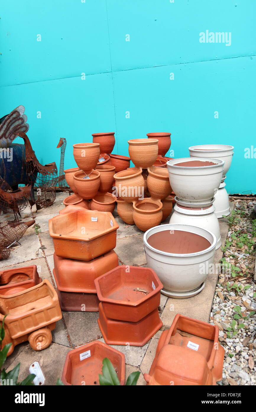 Terrakotta-Töpfe zum Verkauf an Garten Baumschule Stockfoto