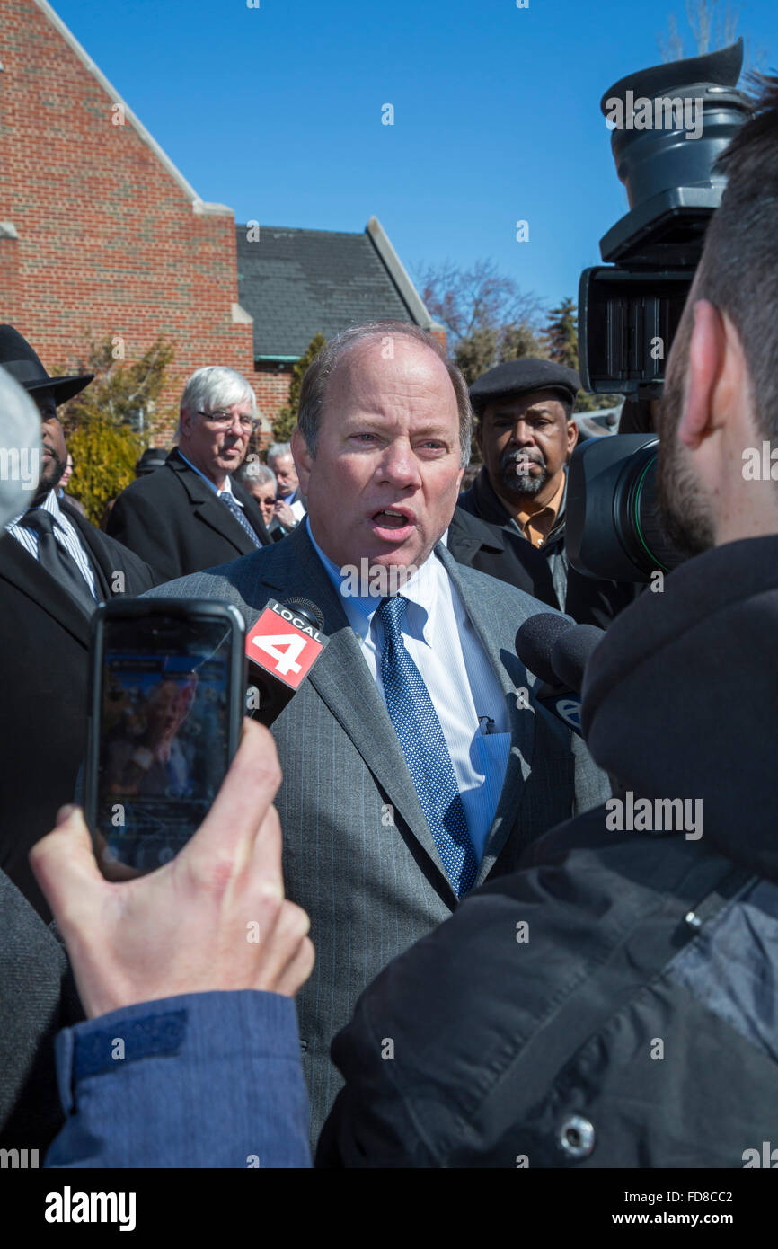 Detroit, Michigan - Bürgermeister Mike Duggan kündigt eine 0 % Zinsen Home Reparatur Darlehensprogramm während einer Pressekonferenz. Stockfoto