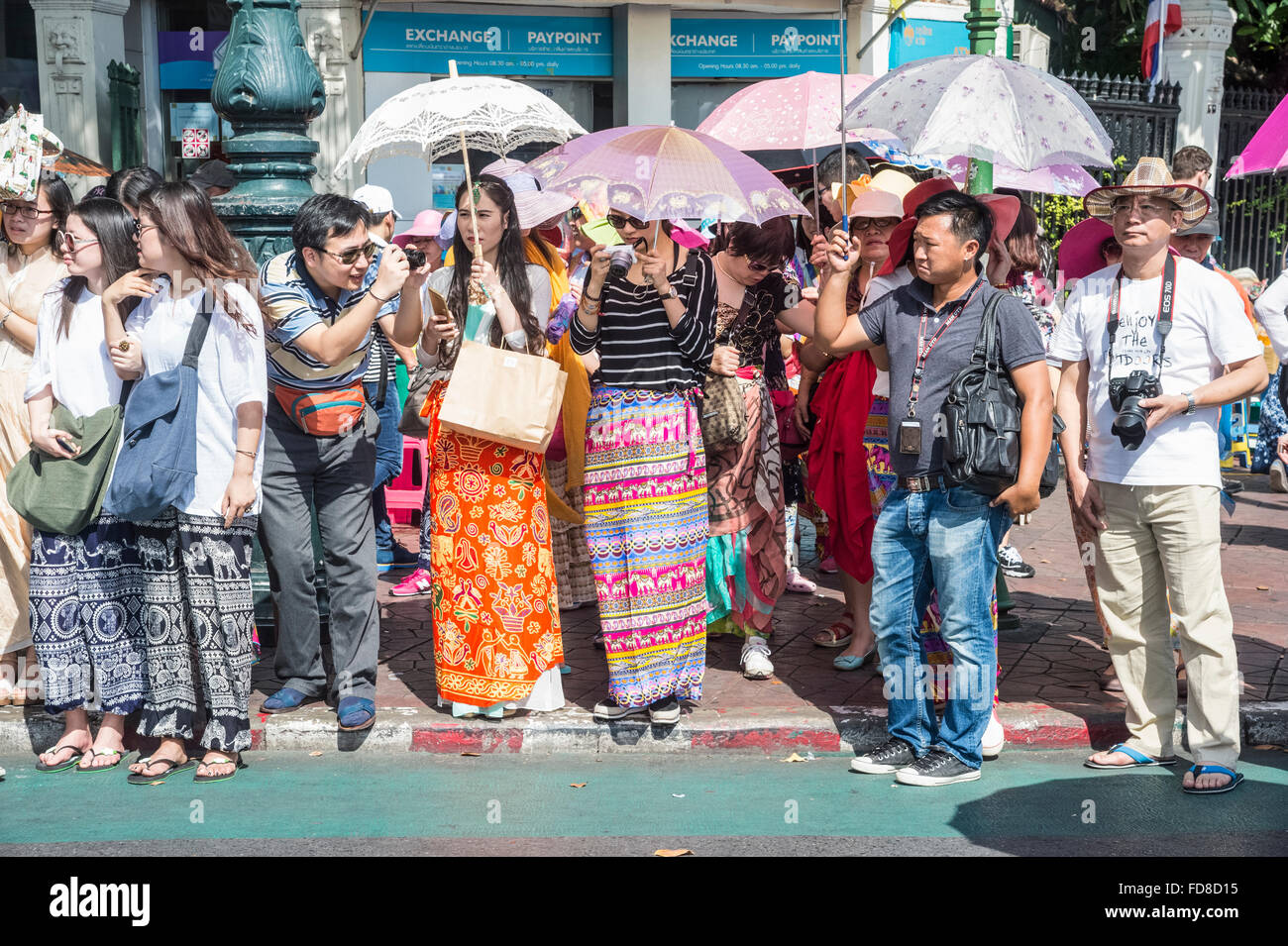 Bangkok-Straßenszene mit asiatischen Touristen Stockfoto