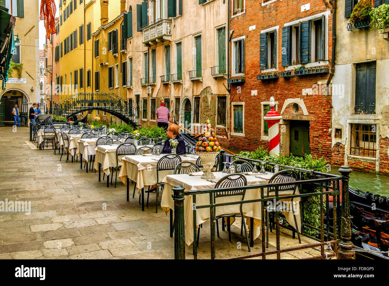 Outdoor-Restaurant an einem Kanal in Venedig, Italien Stockfoto