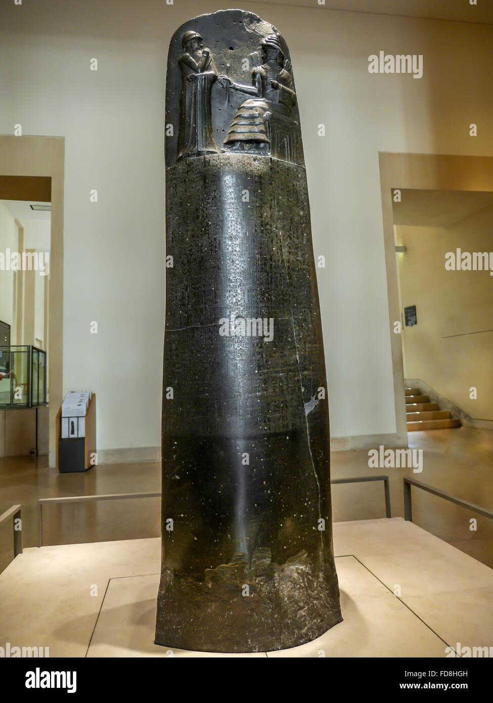 PARIS, Frankreich - 28. August 2013: - Gesetz-Code von Hammurabi Stele im Louvre Museum ausgestellt Stockfoto